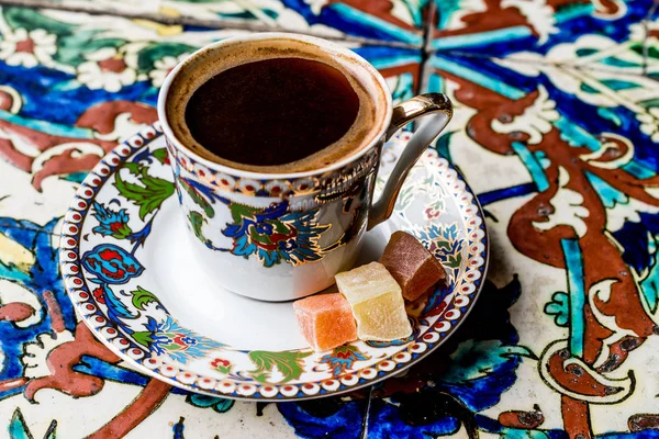 Turkiskt kaffe med Turkish Delight Kus Lokumu — Stockfoto
