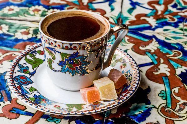Turkse koffie met Turks fruit Kus Lokumu — Stockfoto