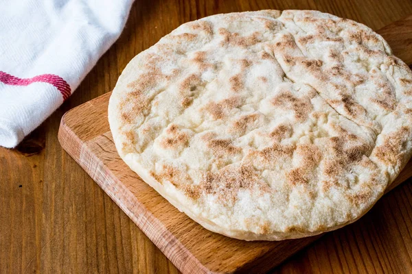 Bazlama de pain turc sur la surface en bois . — Photo