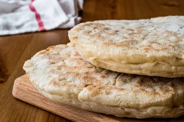 Turkse brood Bazlama op houten oppervlak. — Stockfoto