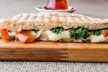 Türk Bazlama Tost / tost eritilmiş peynir, domates, dereotu ve çay ile sandviç.