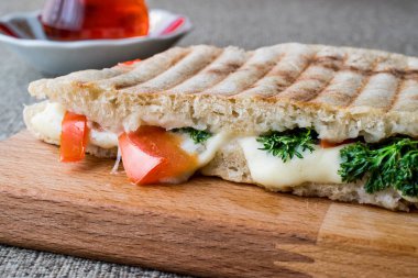 Türk Bazlama Tost / tost eritilmiş peynir, domates, dereotu ve çay ile sandviç.