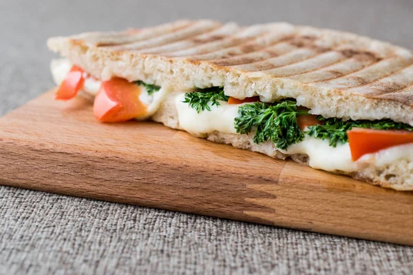 Turkish Bazlama Tost / Toast sandwich with melted cheese, tomatoes and dill — Stock Photo, Image