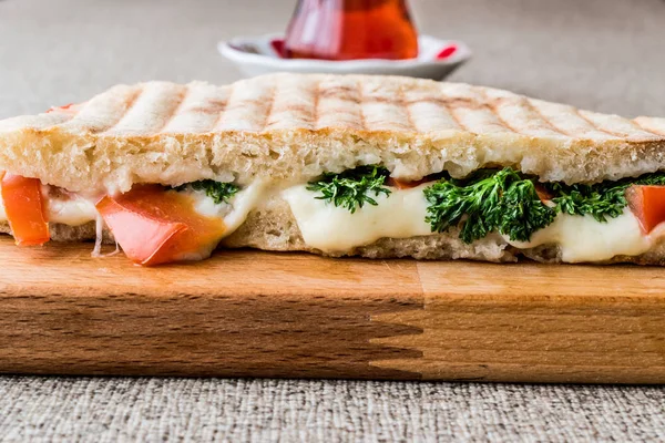 Turkiska Bazlama Tost / Toast smörgås med smält ost, tomater, dill och te. — Stockfoto