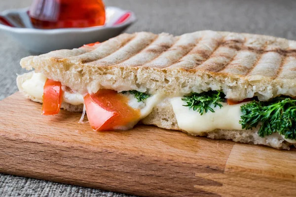 Turco Bazlama Tost / Tostada sándwich con queso derretido, tomates, eneldo y té . — Foto de Stock