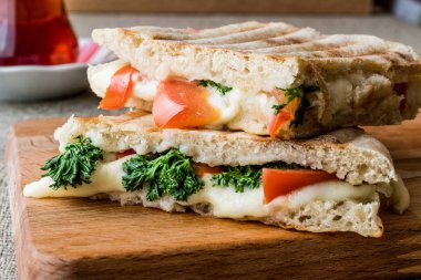 Türk Bazlama Tost / tost eritilmiş peynir, domates, dereotu ve çay ile sandviç.