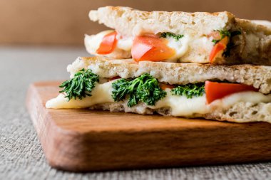 Türk Bazlama Tost / tost eritilmiş peynir, domates ve dereotu ile sandviç