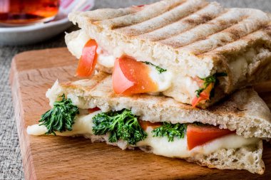 Türk Bazlama Tost / tost eritilmiş peynir, domates, dereotu ve çay ile sandviç.