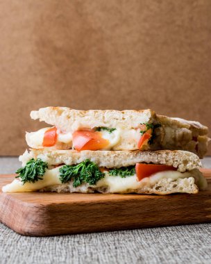 Türk Bazlama Tost / tost eritilmiş peynir, domates ve dereotu ile sandviç