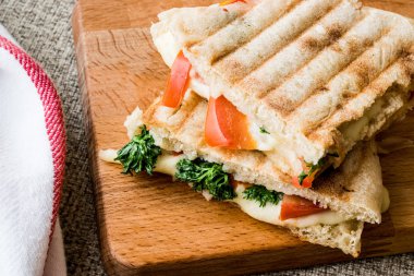 Türk Bazlama Tost / tost eritilmiş peynir, domates ve dereotu ile sandviç