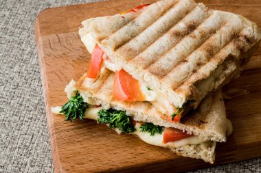 Türk Bazlama Tost / tost eritilmiş peynir, domates ve dereotu ile sandviç