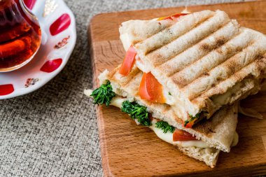Türk Bazlama Tost / tost eritilmiş peynir, domates, dereotu ve çay ile sandviç.