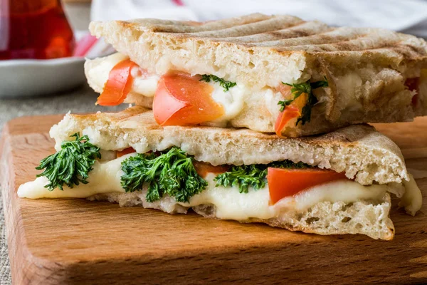 Турецкий сэндвич с тостом / тостом с плавленным сыром, помидорами, укропом и чаем . — стоковое фото