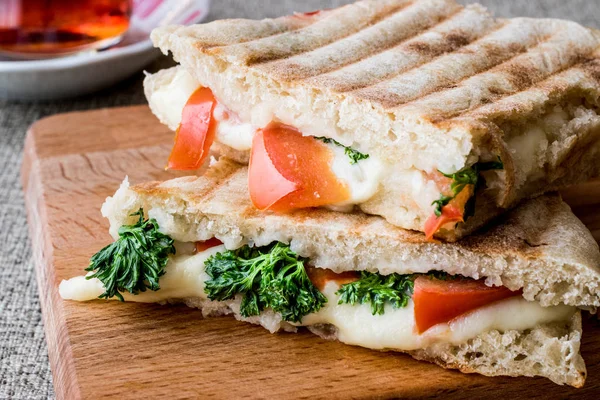 Sandwich tost / pain grillé au bazlama turc avec fromage fondu, tomates, aneth et thé . — Photo