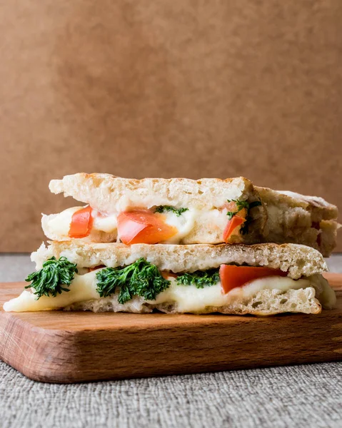Турецкий сэндвич с тостом / тостом с плавленным сыром, помидорами и укропом — стоковое фото