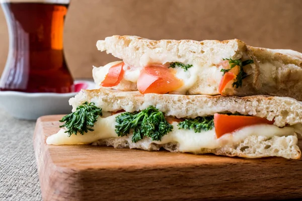 Sandwich tost / pain grillé au bazlama turc avec fromage fondu, tomates, aneth et thé . — Photo