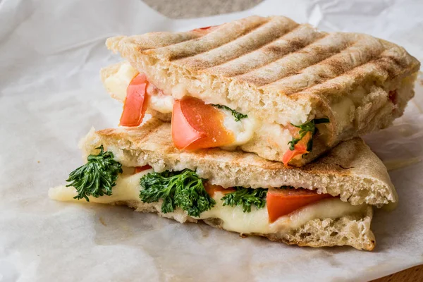 Sandwich tost / pain grillé au bazlama turc avec fromage fondu, tomates et aneth — Photo