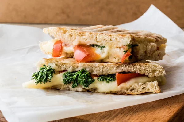 Turco Bazlama Tost / Tostada sándwich con queso derretido, tomates y eneldo — Foto de Stock