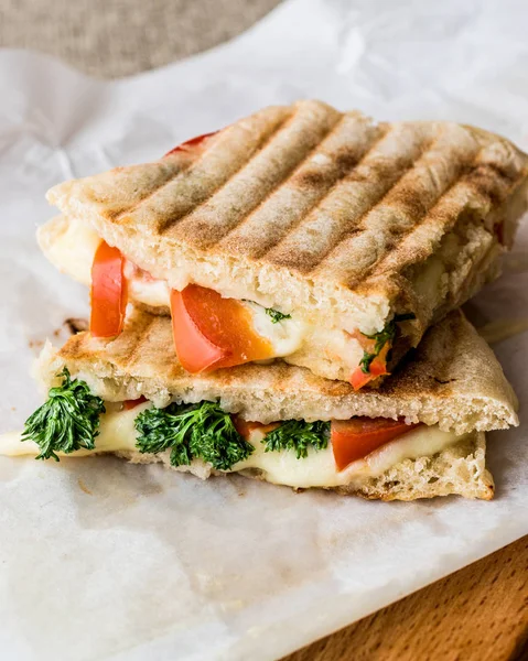 Turkish Bazlama Tost / Toast sandwich with melted cheese, tomatoes and dill — Stock Photo, Image