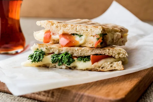 Sandwich tost / pain grillé au bazlama turc avec fromage fondu, tomates et aneth — Photo