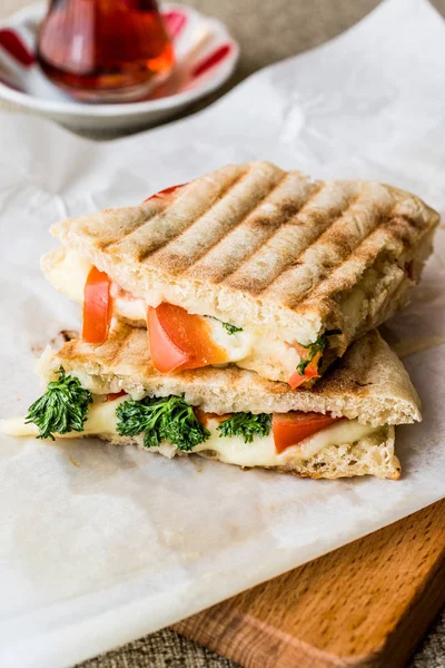 Turco Bazlama Tost / Tostada sándwich con queso derretido, tomates, eneldo y té . —  Fotos de Stock
