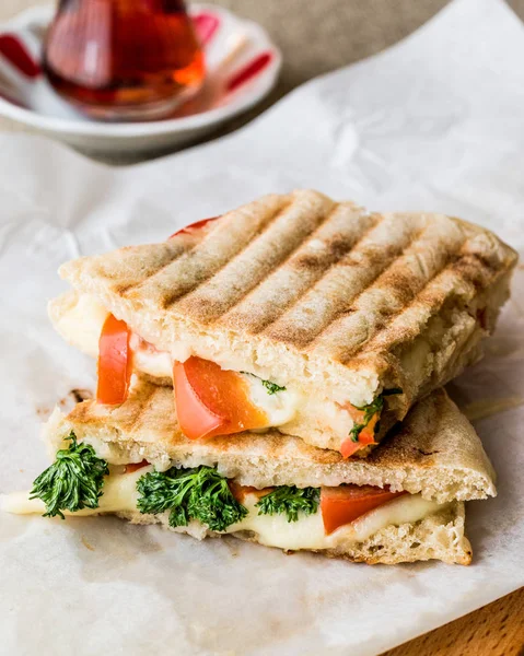 Sandwich tost / pain grillé au bazlama turc avec fromage fondu, tomates, aneth et thé . — Photo