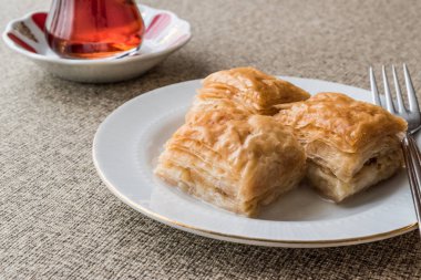 Türk Baklava Sutlu Nuriye ile çay