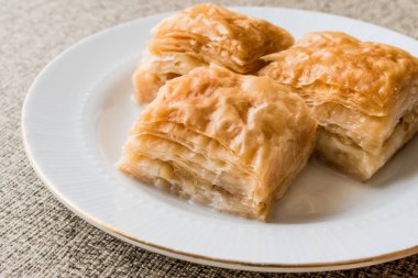 Türk Baklava sutlu nuriye süt ve fındık.