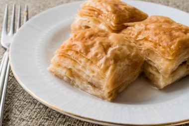 Türk Baklava sutlu nuriye süt ve fındık.