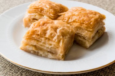 Türk Baklava sutlu nuriye süt ve fındık.