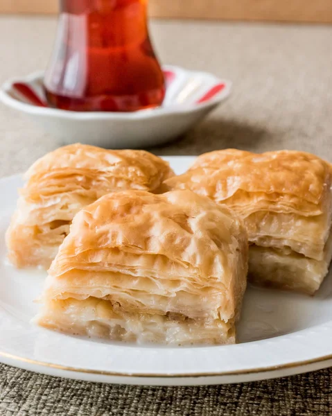 Baklava turque Sutlu Nuriye au thé — Photo