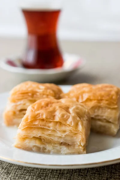 Baklava turca Sutlu Nuriye con tè — Foto Stock