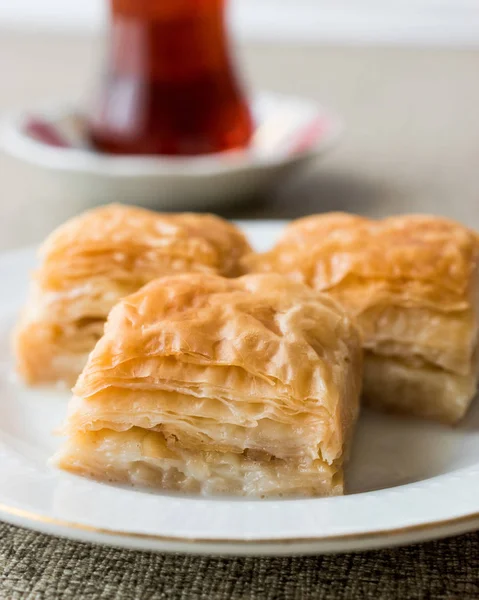 Baklava turcească Sutlu Nuriye cu ceai — Fotografie, imagine de stoc