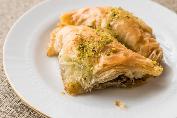 Baklava turque sobiyet avec pistache . — Photo