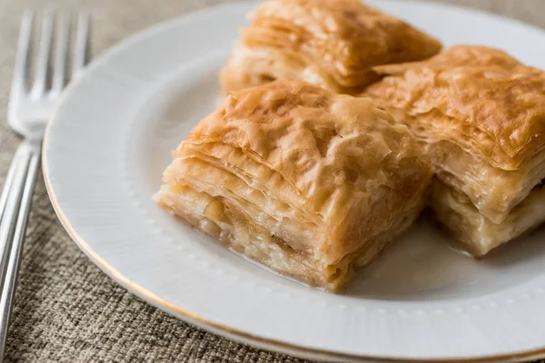 Turca Baklava sutlu nuriye con leche y avellanas . —  Fotos de Stock