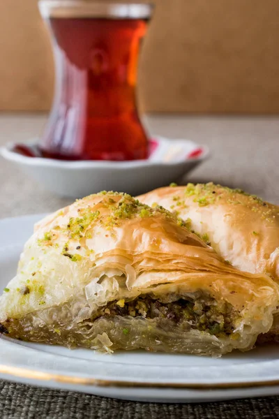 Baklava turque sobiyet avec pistache et thé — Photo