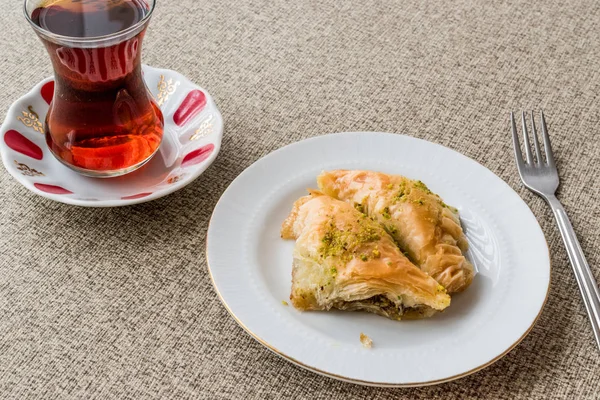 Turco Baklava sobiyet com pistache e chá — Fotografia de Stock