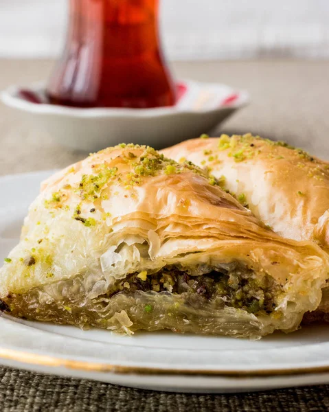 Baklava turque sobiyet avec pistache et thé — Photo