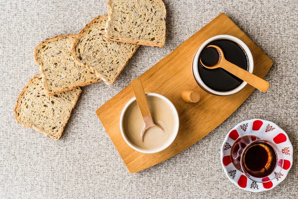 Turco Tahin Pekmez / Tahini e melaço com chá — Fotografia de Stock