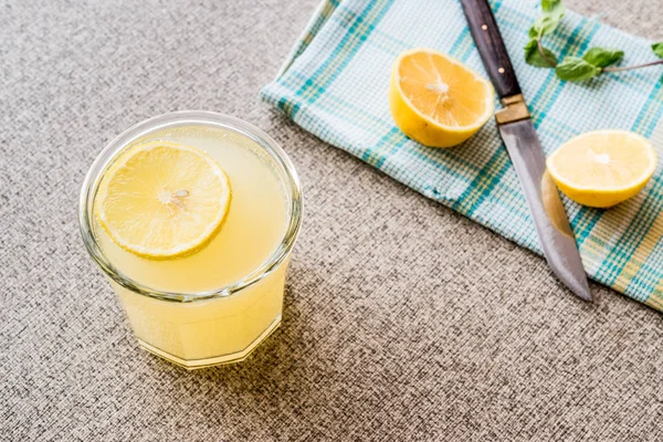 Bebida de limonada de agua de soda con hojas de menta y limón . —  Fotos de Stock