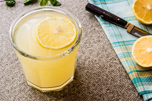 Bebida de limonada de água com gás com folhas de hortelã e limão . — Fotografia de Stock