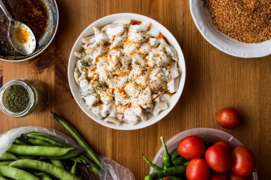 Türk mantı Manlama / yoğurt ve kızarmış tereyağı ile mantı sosu