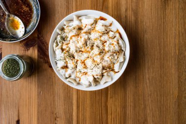Türk mantı Manlama / yoğurt ve kızarmış tereyağı ile mantı sosu