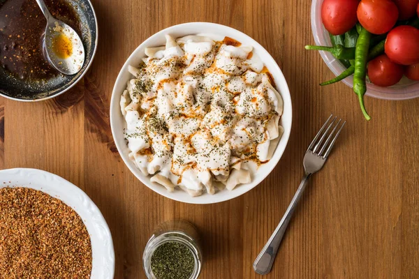 Manlama török Manti / Ravioli sült vaj és joghurt mártással — Stock Fotó