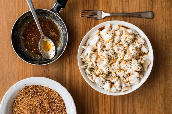 Турецкий манлама / равиоли с йогуртом и соусом из жареного масла — стоковое фото