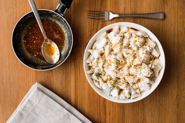 Turkse Manti Manlama / Ravioli met yoghurt en gebakken boter saus — Stockfoto