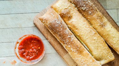 Sarımsak ekmek sopa ile parmesan peyniri ve salsa sos daldırma.