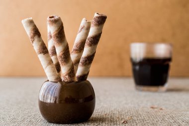 Kahve ile rulo gofret.