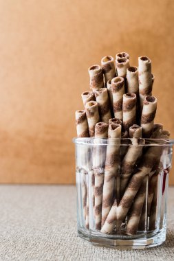 Gofret cam bardakta rulo.