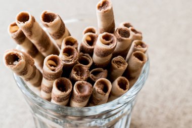 Gofret cam bardakta rulo.